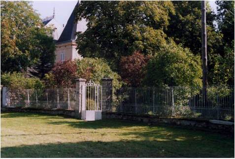 Cl�tures en bordure de coul�es ou pelouses
